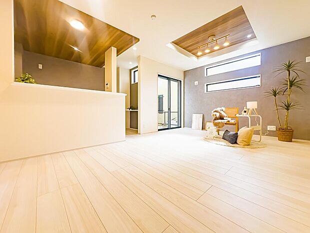 お洒落な折り上げ天井とクロスが魅力的なリビングスペース。床暖房を採用しており、ご家族で暖かいお時間が過ごせます。2026/3/27撮影