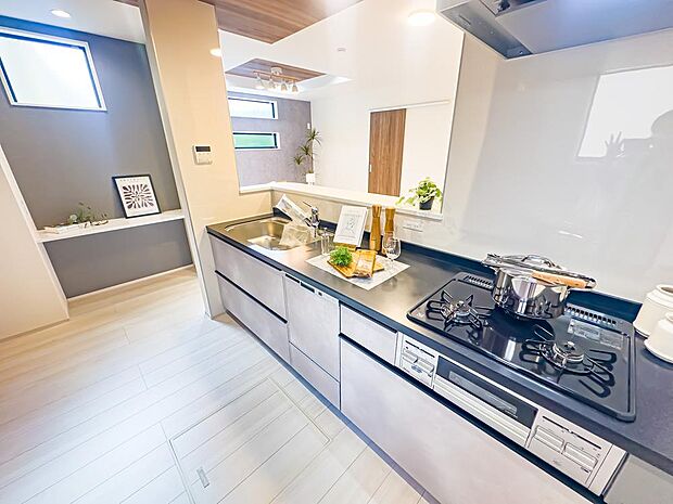 目の前をオープンにすることで開放感があり、コミュニケーションが円滑になる対面式キッチン。家族の顔がよく見えるキッチンスペースです。カウンタースペースがあり、お子様のお勉強スペースにも◎