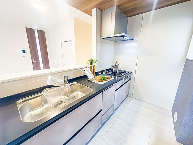 笑顔がよく似合う、そんな明るい雰囲気のキッチンスペース。毎日の料理が楽しくなりそうな期待感に満ちています。2026/3/27撮影