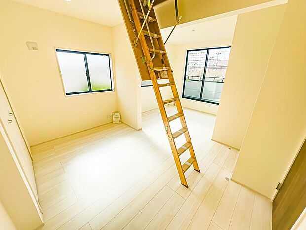 広々とした9帖えのお部屋としても、分けて2部屋としてもお使いいただける設計となっております。バルコニーに出ることができます。2026/3/27撮影