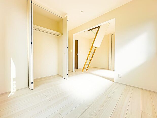 ツードアワンルーム仕様につき、間仕切りなどを設置すればお部屋を2部屋にすることが可能。2ヶ所にクローゼットをご用意しております。グルニエも完備し、収納力の高いお部屋です。2026/3/27撮影