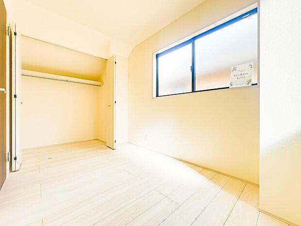 子供部屋や書斎、テレワークルームなどにするにも丁度良い広さの約4.25帖の居室。使い方は貴方次第です。2026/3/27撮影