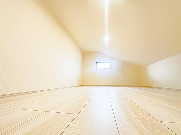 主寝室には、収納力を誇るグルニエをご用意しております。窓付きで換気もできます。照明が付いていてお荷物の整理が捗ります。2026/3/27撮影