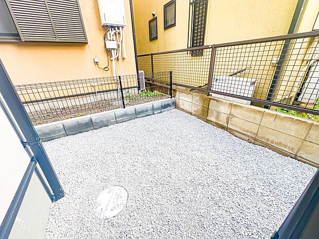 コンパクトなお庭スペースをご用意しております。家庭菜園やガーデニングなどが楽しめます。人工芝を敷いても◎2026/3/27撮影