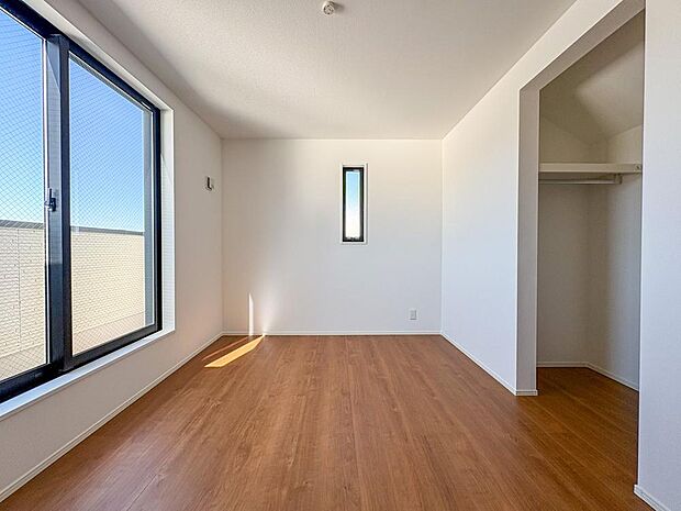 大きな窓からたっぷりと陽光が注がれる明るい空間。家族の成長に対応できる永住仕様の間取り。一日の疲れを癒やしてくれる、時を忘れて過ごせる空間。