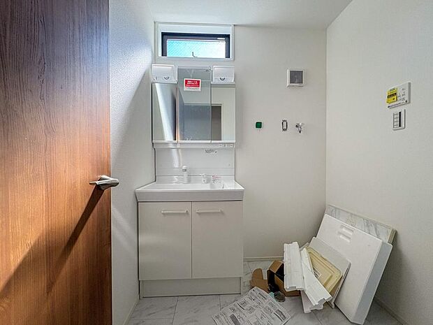 ホワイトを基調にまとめた室内はホテルライクな空間を創造しております。身だしなみのチェックがしやすい大きな鏡、下には収納がたっぷり。可動棚もあるのでスッキリとした空間をお作りいただけます。