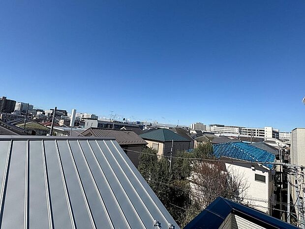 豊かな陽光に照らしだされる素敵な空間に感動すら覚えます。窓には木々の緑が木漏れ日と共にまるで絵画のように美しく映し出されます。季節を問わず華やいだ素敵な風景をお楽しみいただけます。