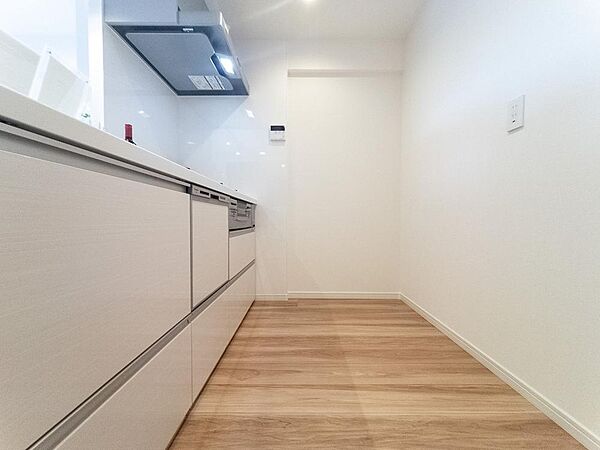 3口コンロとグリルを備えたシステムキッチンです。調理スペースとシンクにゆとりがあり、複数の料理を同時に進められます。