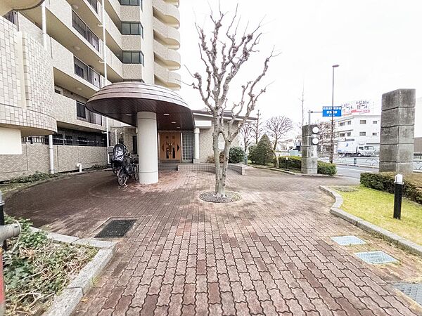 周辺環境とのコラボレーションにより明るく開放的な空間を演出しております。