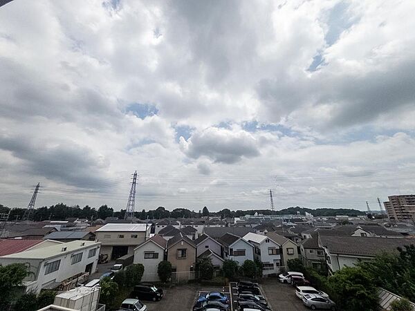 窓いっぱいに広がる、空のパノラマ。お子様の成長を見守る穏やかな環境で、家族の絆を深める暮らしを。