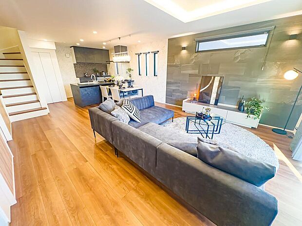 約20.9帖の広々としたＬＤＫは、開放的な雰囲気で住まう人の暮らしをワンランク上に導いてくれる、そんな期待に満ちた住空間です。お洒落なクロスには、エコカラットを採用しております。