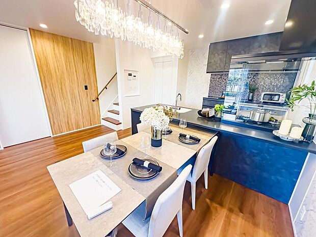 約20帖以上あるリビングは、ダイニングスペースをしっかりと確保できます。ラグジュアリーな時間をお過ごしください。2026/4/2撮影