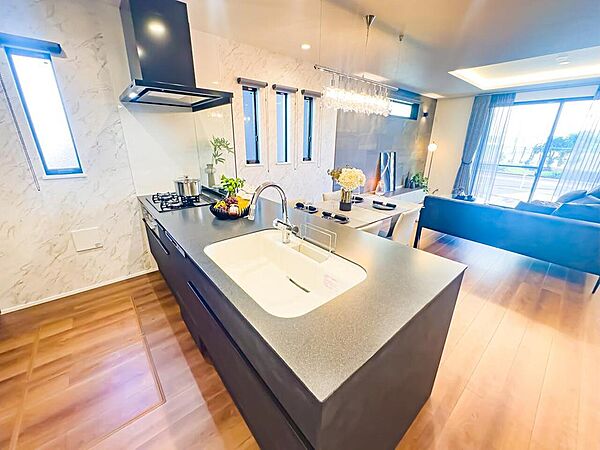 目の前をオープンにすることで開放感があり、コミュニケーションが円滑になる対面式キッチン。家族の顔がよく見えるキッチンスペースです。2026/4/2撮影
