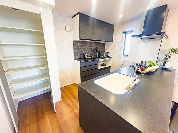 キッチンスペースには、使い勝手の良いカップボードとパントリーをご用意しております。食料品のストックや調理器具など、たくさん収納することができます。2026/4/2撮影