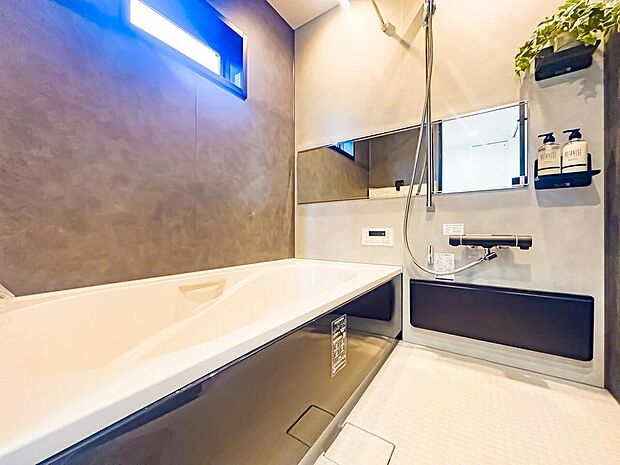 バスルームは、1日の疲れを取り、心身を癒すことができる場所。住まいの中のリラクゼーション空間です。浴室乾燥機も完備されております。2026/4/2撮影