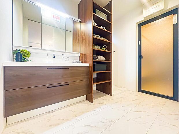 三面鏡で、使い勝手の良いシャワードレッサー。鏡部分の中にはキャビネット収納を完備。下部にも収納がございます。毎日の身だしなみはここから始まります。2026/4/2撮影