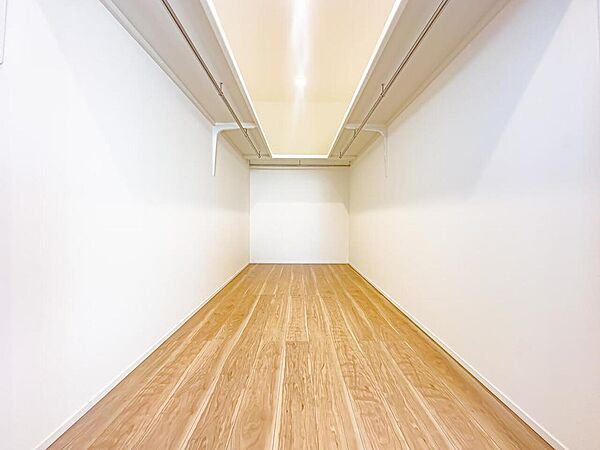 主寝室には大型のウォークインクローゼットをご用意しております。衣類だけではなく、大きな家電など諸々収納することが可能です。2026/4/2撮影