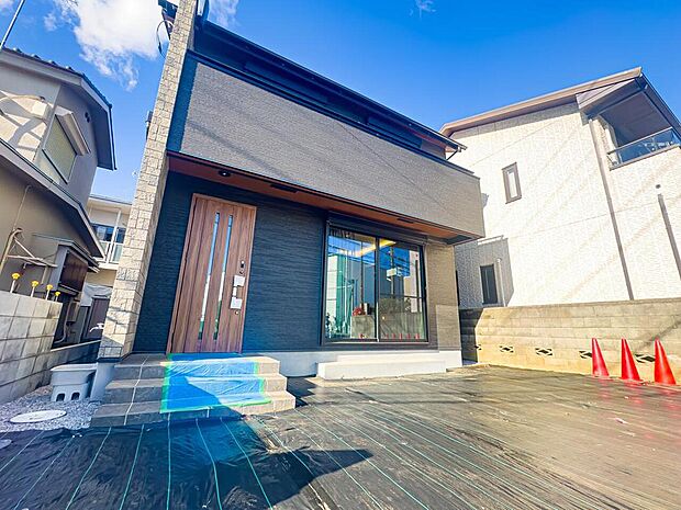 外観は落ち着いた配色のシンプルイズベストな飽きのこないデザインです。徒歩約5分圏内に、大型ショッピング施設やスーパー・飲食店があり、充実の周辺環境です。2026/4/2撮影