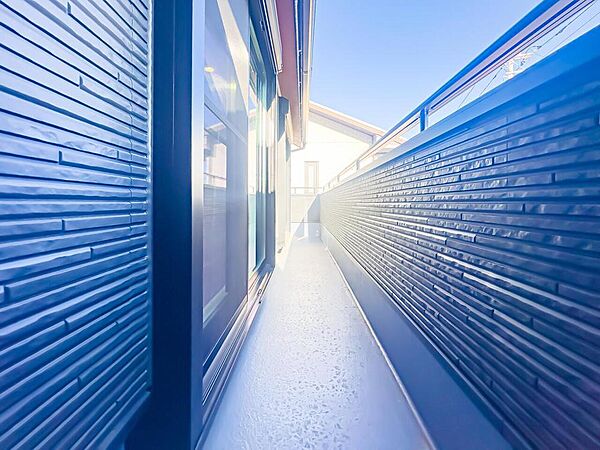 日当たり・風通しともに良好な、2部屋から出入りのできるワイドなバルコニースペースです。2026/4/2撮影