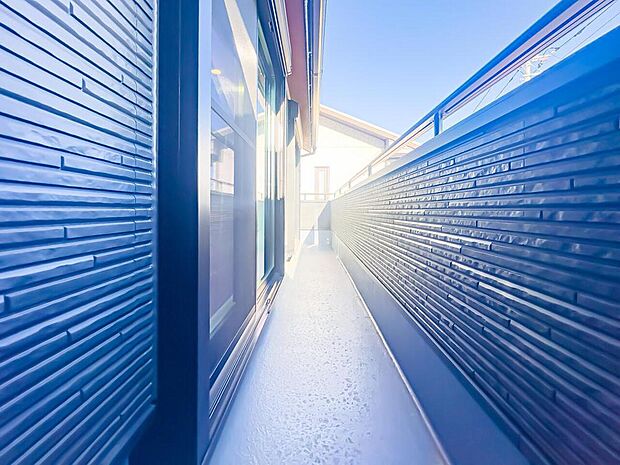 日当たり・風通しともに良好な、2部屋から出入りのできるワイドなバルコニースペースです。2026/4/2撮影