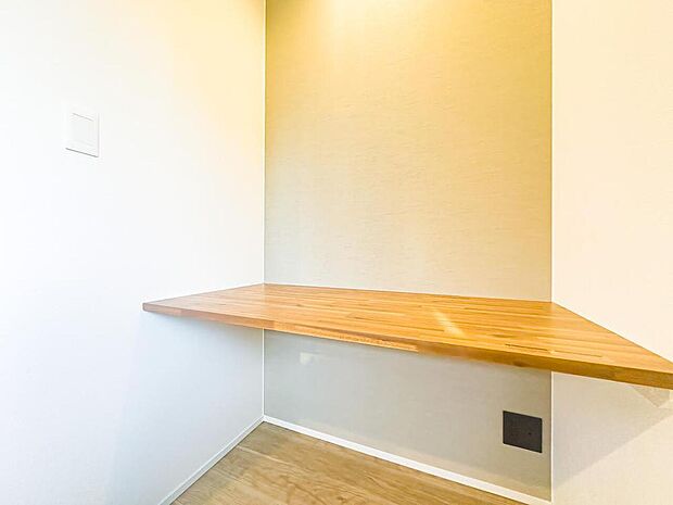 主寝室にカウンタースペースをご用意しております。照明とコンセント付きで、お勉強やリモートワークに◎2026/4/2撮影