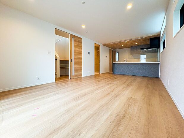 シンプルで美しいデザインのリビングは、お好みのインテリアにコーディネイトしやすく、家族がやすらぐ癒しの空間が作れます。