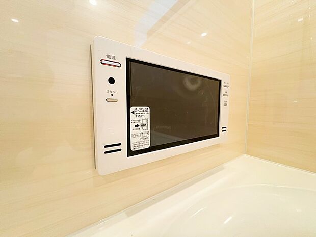 浴室にはTVが完備されています。ゆったりとおくつろぎください。
