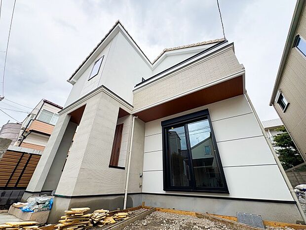 陽光に映し出される外壁が美しく、暮らす家族を、訪ねてくる友人知人を楽しませてくれる外観です。