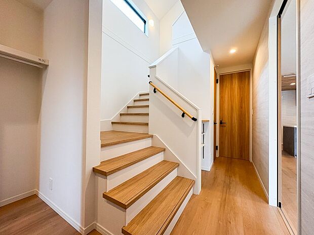 玄関を開けると、降り注ぐ光が出迎えてくれます。廊下が広く、天井が高いので、ゆったりとした空間を与えてくれます。