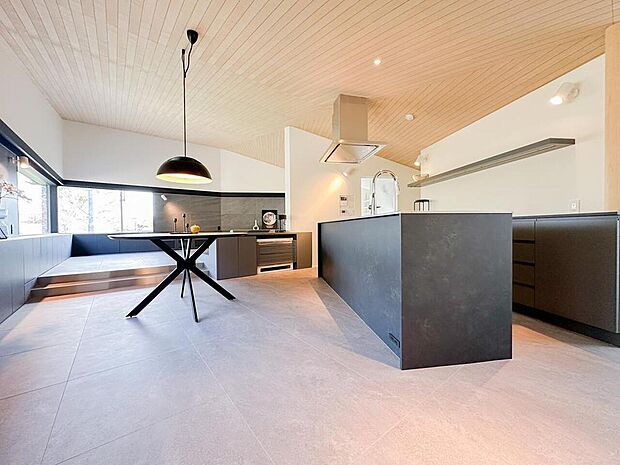 開放感あるダイニングスペースは大きな窓から光を取り込み、外の緑を感じながら食事を楽しめる贅沢な空間です。