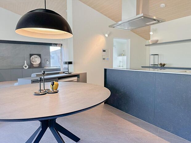 勾配天井と開放的なレイアウトが魅力のLDK。デザイン性の高いキッチンとダイニングが一体となり、家族やゲストとの時間を豊かに演出します。