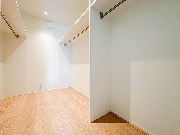 ゆとりある広さを確保したウォークインクローゼット。ハンガーパイプを複数備え、衣類をすっきり整理できる機能的な収納空間です。