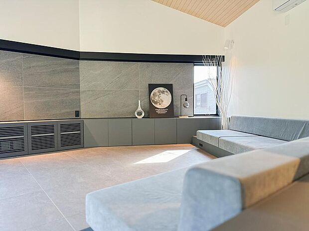 シンプルながらも素材感が際立つリビングスペース。低めの造作ソファが空間に一体感を生み、落ち着いた時間を演出します。