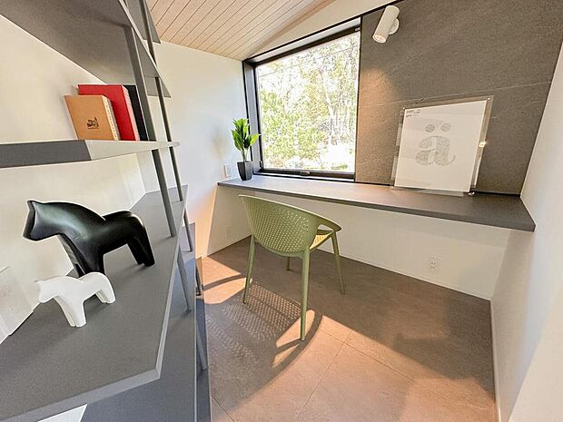 窓辺に設けたカウンタースペースは、外の緑を感じながら作業に集中できる心地よいワークスペース。読書やリモートワークにも最適です。