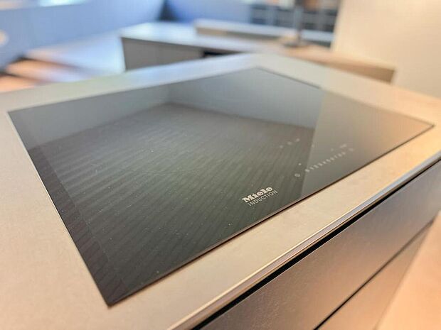 フラットで美しいIHクッキングヒーターを採用。お手入れのしやすさと安全性を兼ね備え、日々の料理を快適にサポートします。