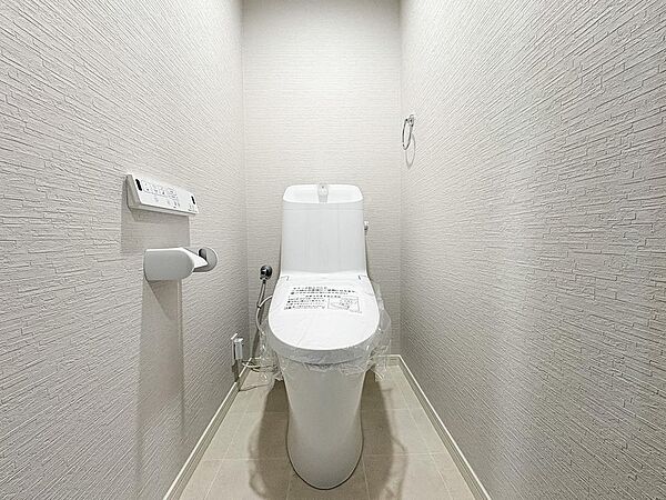 清潔感あるトイレ。シンプルでモダンなデザインが心地よい空間を演出し、ゆとりある広さで毎日快適にご使用いただける衛生的な環境がしっかり整っています。