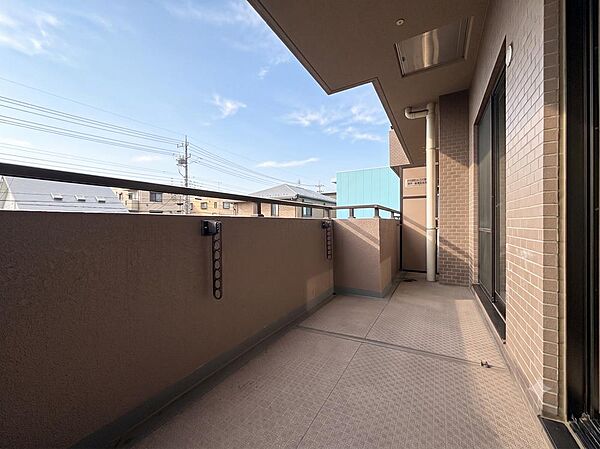 ゆとりある広さのバルコニーは、洗濯物がたっぷり干せるうれしい設備です。屋外の空気を感じながらくつろげるスペースとしても活用でき、生活の幅が広がります。