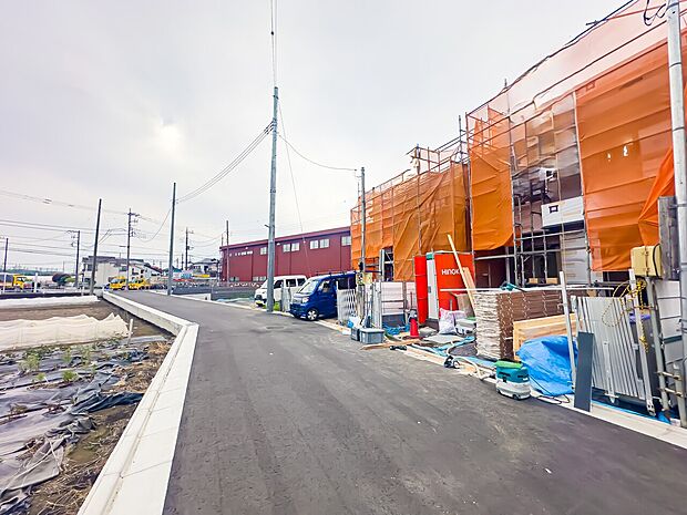 前面道路は約5mの広さがあり、車庫入れがスムーズに行えます。2026/4/6撮影