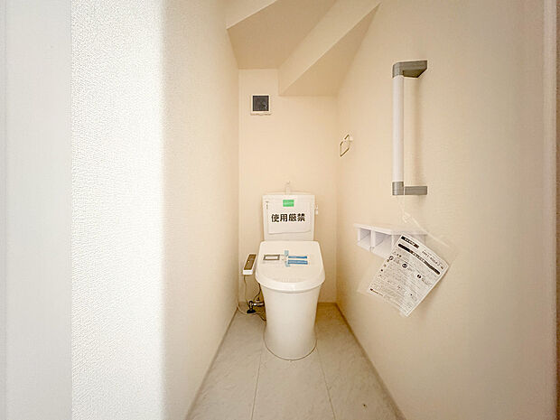 ウォシュレット付きのトイレは、白を基調としたデザインで統一されており、清潔感と爽やかさを感じさせる仕上がりとなっています。
