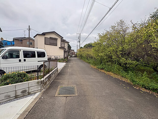前面道路は車通りが少なく、安心してご生活を送れます。
