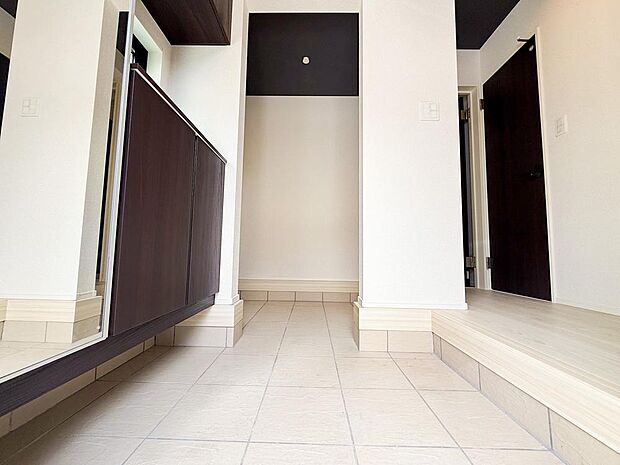 たっぷりの光で実際の広さ以上のゆとりを感じる玄関。いつでも清潔で開放的な、自慢のおもてなし空間。奥にはシューズインクロゼットも完備。