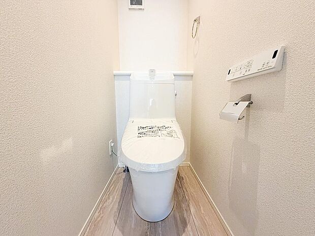 ほっと一息つける、落ち着いたプライベート空間。スッキリとしたデザインで、圧迫感のないゆとりのトイレ。