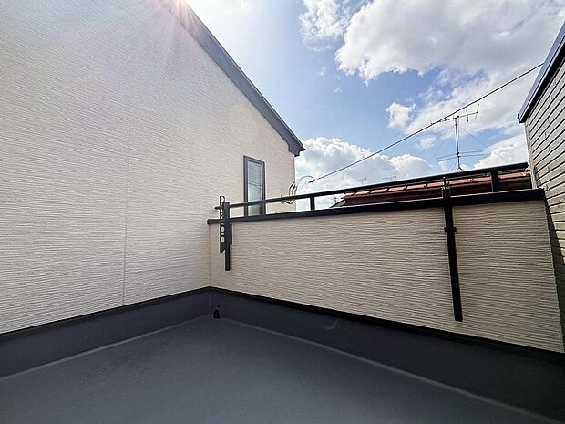 光と風をデザインする、ソリッドな外部空間。余計な装飾を排したスクエアなフォルムが、空の青さをより鮮やかに際立たせます。