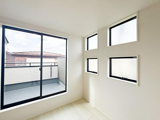 外からの視線を遮りつつ、たっぷりの陽光を取り込む工夫の窓。プライバシーを守りながら明るい暮らしを。