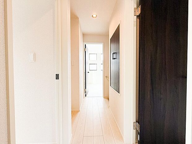 光が部屋の奥まで届き、実際の帖数以上の広がりを感じる空間。開放感に包まれた心地よい暮らしを。