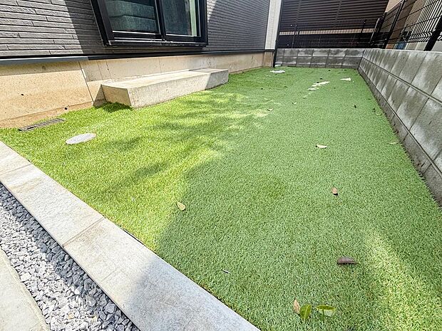 リビングと繋がる開放的なプライベートガーデン。心地よい風と陽光を感じながらゆったりくつろげる特等席。