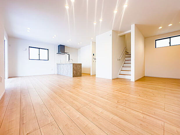 広々としたLDKは、開放的な雰囲気で住まう人の暮らしをワンランク上に導いてくれる、そんな期待に満ちた住空間です。ご家族との会話を自然と演出する、リビングイン階段を採用。2026/3/29撮影