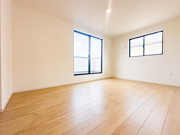 約9.1帖の主寝室は、ベットを置いても余裕がありそうなスペースです。バルコニーに出ることができます。2026/3/29撮影