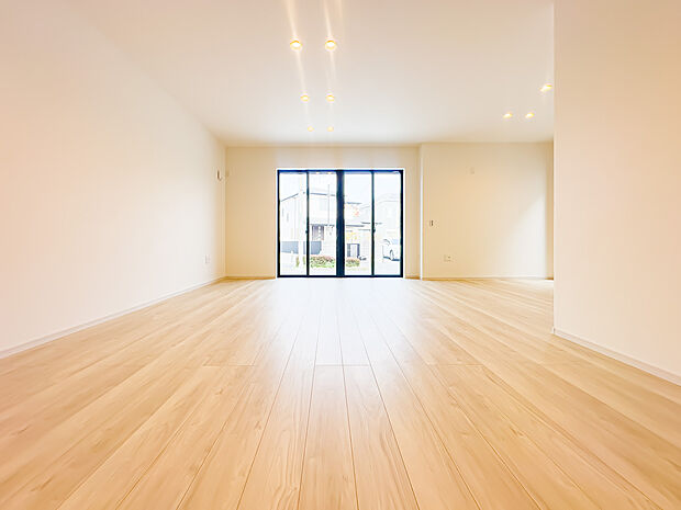 日当たり良好なLDKは、温かな陽光と爽やかな風が通り抜ける安息の住空間。帰ってきたくなる場所、安心できる場所として住まいにおける役割は重要です。2026/3/29撮影