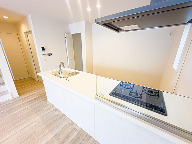 キッチンスペースには、パントリーをご用意しております。食料品のストックや調理器具など、諸々収納することが可能です。2026/3/29撮影